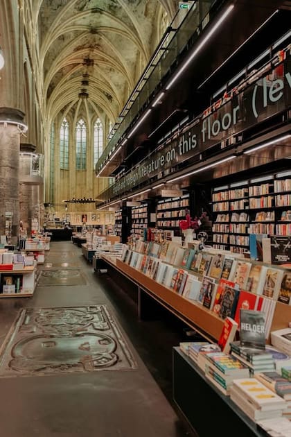Boekhandel Dominicanen funciona en una iglesia medieval