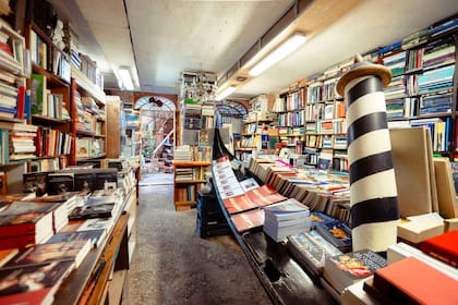 En Acqua Alta, los libros se apilan en góndolas y bañeras