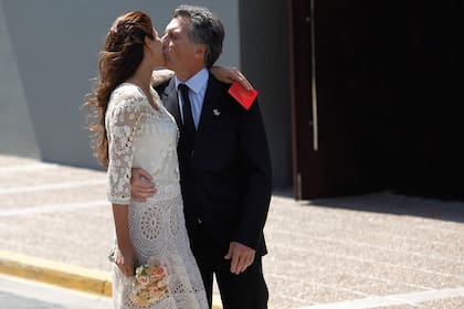 LIbreta en mano, la pareja posa para la prensa.