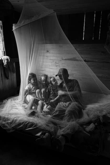 Padre e hijas en la selva Misionera