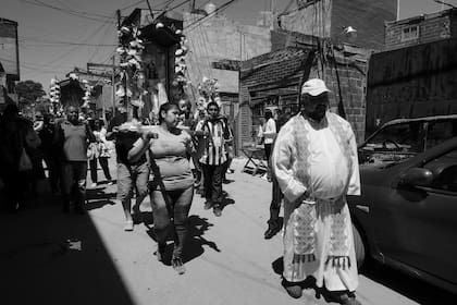 Una procesión, en la Villa 31