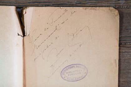 Libro autografiado por Juan L. Ortiz en la biblioteca Mastronardi