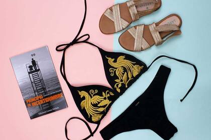 Libro de cuentos $280 de Ignacio Javier Olguin / Bikini bordada $1798 de Luz de Mar / Sandalias $890 de Larena Rock