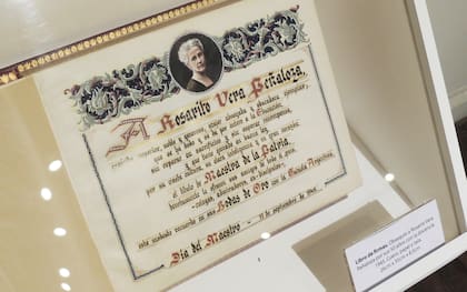 Libro de firmas que homenajea a Rosario Vera Peñaloza