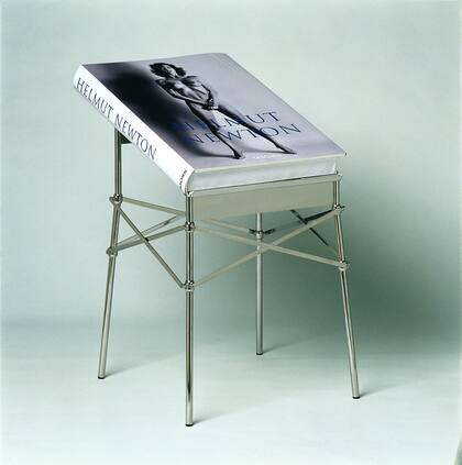 Libro de fotografías de Helmut Newton, con un atril diseñado por Philippe Starck