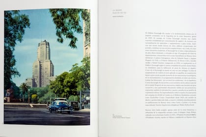 Páginas del libro "Kavanagh", con una vista del edificio desde la Plaza San Martín