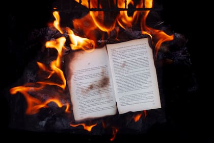 Libro prendido fuego