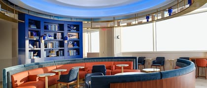 Libros curados por la librería Strand llenan estanterías y repisas