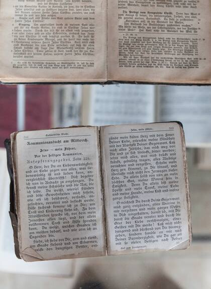 Libros en alemán antiguo en el museo de Spatzenkutter, Entre Rios.