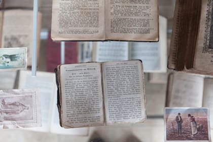 Libros religiosos e himnarios en el Museo Nuestras Raíces Alemanas, en Aldea Spatzenkutter.