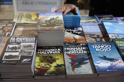 Libros sobre Malvinas en el stand del sello Argentinidad