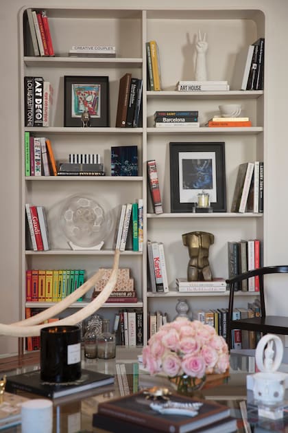 Libros y objetos que Flor, detallista y sofisticada, trajo de Nueva York y que conviven con obras de Mariana Villafañe y Raúl Falco.