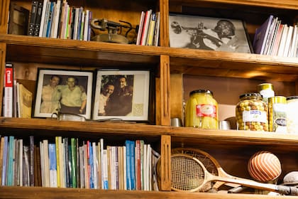 Libros y recuerdos forman parte de la ambientación