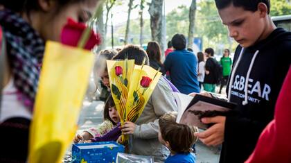 Libros y rosas para celebrar la cultura en dos continentes