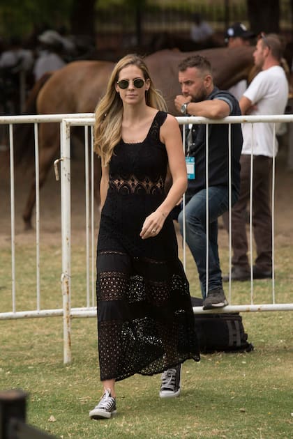 Licenciada en Relaciones Públicas y dueña de un perfil muy bajo, por años Agustina cautivó los flashes con su estilo canchero y chic en los partidos de polo más importantes del mundo.