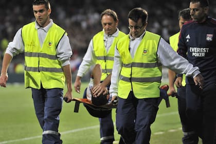 Licha López es retirado en camilla