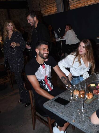 Licha López, muy sonriente con Mica Tinelli, mientras Marcelo y Guillermina disfrutan también de la noche