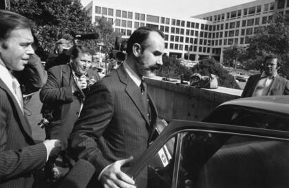 Liddy con barba y bigote tras ser liberado en 1974 luego de 21 meses preso
