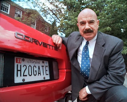 Liddy, en 1997, con la patente de su auto "Watergate"