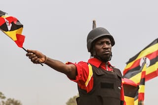 Líder opositor Bobi Wine dice que salió de Uganda por persecución tras elecciones