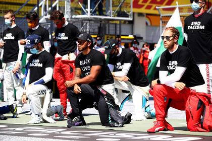 Liderados por Lewis Hamilton los pilotos de Fórmula 1 ensayan la formación con la que rechazan el racismo y la violencia contra los ciudadanos afroamericanos