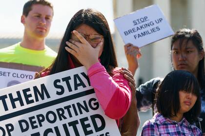 Líderes comunitarios, como Francisco Aguirre, verifican la información para evitar el pánico causado a las familias migrantes por datos erróneos