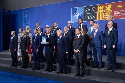 Líderes de la OTAN posan para una foto
