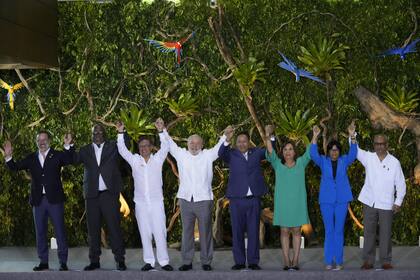 Líderes de naciones sudamericanas posan para una foto de grupo durante la Cumbre Amazónica en el Centro de Convenciones Hangar en Belem, Brasil, el martes 8 de agosto de 2023.