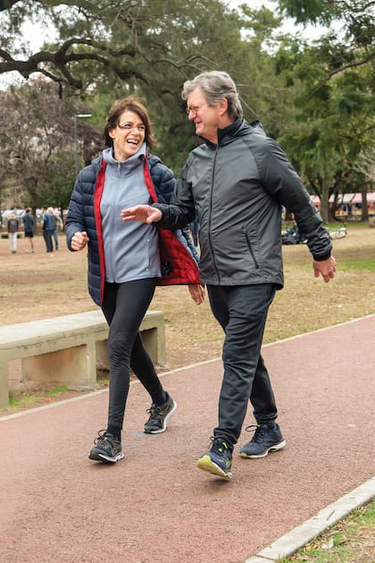 Lidia Bragazzi y su marido Martín, retomaron sus caminatas de 8km para mantenerse activos