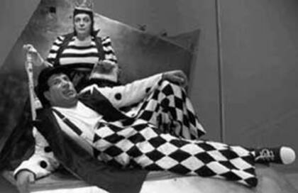 Lidia Catalano y Roly Serrano en la obra Los locos de la reina, que se estrenó en 2001 con dirección de Lía Jelín