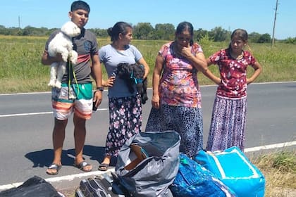 Lidia Estigarribia y su familia, varados en la ruta chaqueña, días atrás, a la espera de ingresar a Formosa