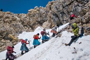 Las cholitas van por el Everest