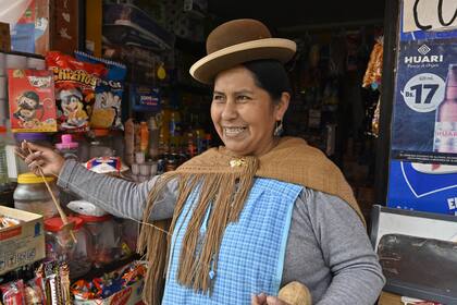Lidia trabaja en su comercio de El Alto y se siente más segura al tener conocimientos de defensa personal