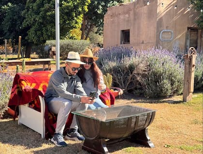 Lídoro recibe en una construcción de adobe de más de 150 años con un aljibe