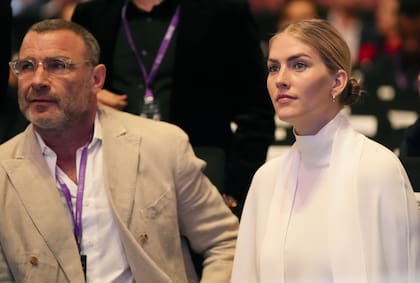 Liev Schreiber junto a su mujer, Taylor Neisen. La pareja comenzó su romance en 2017, se casó en 2023 y ese mismo año tuvo a su primera hija en común