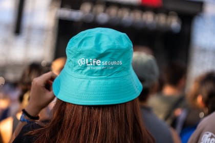 Life Seguros brindo un espacio para recarga de celulares, guardado de pertenencias y descanso, además de sortear kits de protección con pilusos, pilotos, botellas de agua y protector solar.