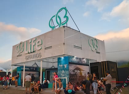 Life Seguros debutó en el festival con espacios de descanso y lockers de seguridad.