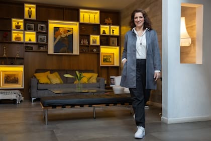 Ligia, posa en su living moderno y acogedor. En la biblioteca -diseñada por su marido, el baterista y productor David Libedinsky-, se destaca la pintura de una mujer realizada por una artista francesa que se inspiró en Susana “la Tana” Rinaldi.