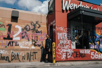 Lil Baby afuera del Wendy’s donde Rayshard Brooks fue asesinado por dos policías el 12 de junio