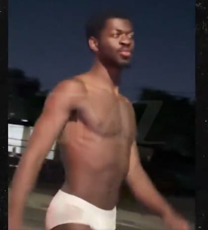 Lil Nas X, semi desnudo, en las calles de Los Ángeles