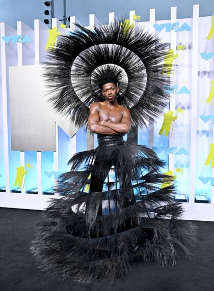 Lil Nas X y un increíble look: el artista optó por un diseño de Harris Reed con un llamativo tocado de plumas y pollera a juego