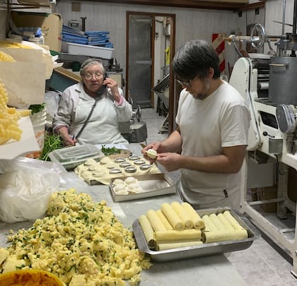 Lila, de 86 pirulos, sentada en un cómodo banquito de madera, pica el perejil fresco. En tanto, su hijo Luis prepara su delicioso relleno de mozzarella y jamón