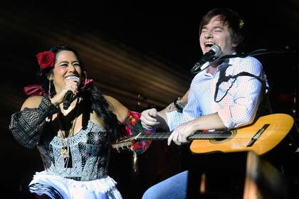 Lila Downs con el guitarrista argentino Nahuel Pennisi, invitado de la primera noche