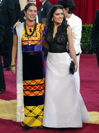 Lila Downs junto a Salma Hayek a su llegada a la ceremonia de los Oscar en 2003