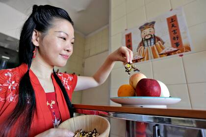 Lilu Liu y una ofrenda al dios de la cocina