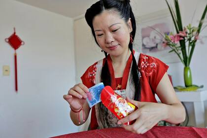 Los sobres rojos con dinero, un regalo para los niños y los solteros, son una típica tradición