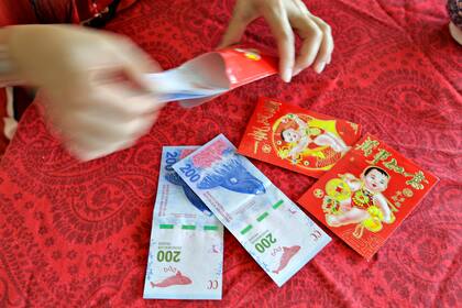 Este año, Liu preparó cuatro sobres rojos con dinero, que son para sus tres hijos y para la hija de unos amigos