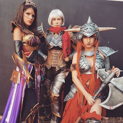 Lilia, en el centro de la imagen, junto a dos guerreras.