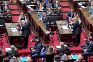 Un diputado del PJ se acercó a Adorni durante la sesión y le dio un papelito