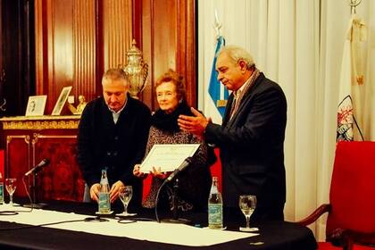 Lilian Clark recibió la distinción de ciudadano ilustre en nombre de su hijo